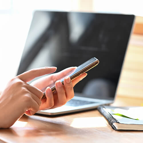 スマートフォンから応募する様子
